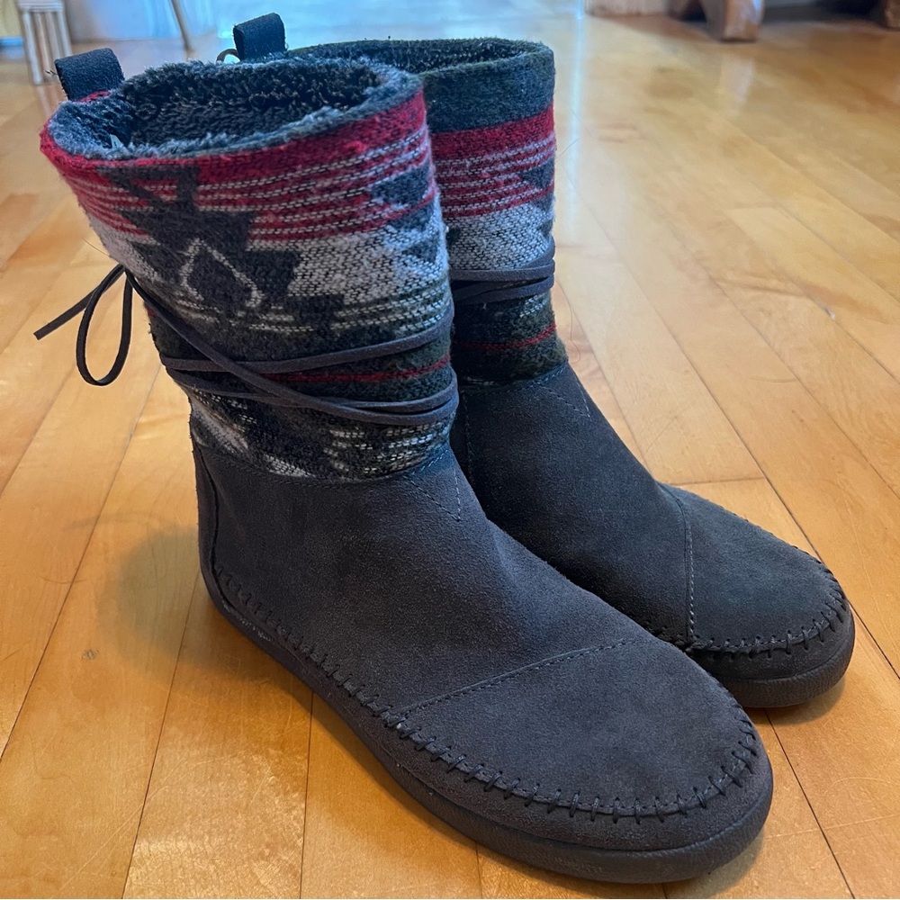 TOMS Nepal Aztec Tribal Print Boots Booties Knit Suede Gray
Size 7.5M